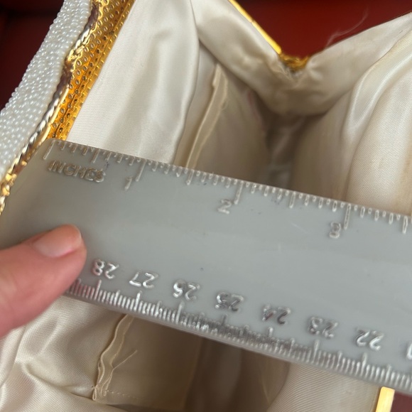 Vintage 1960’s white beaded purse with embroidered flowers & scalloped closure. - Picture 10 of 11